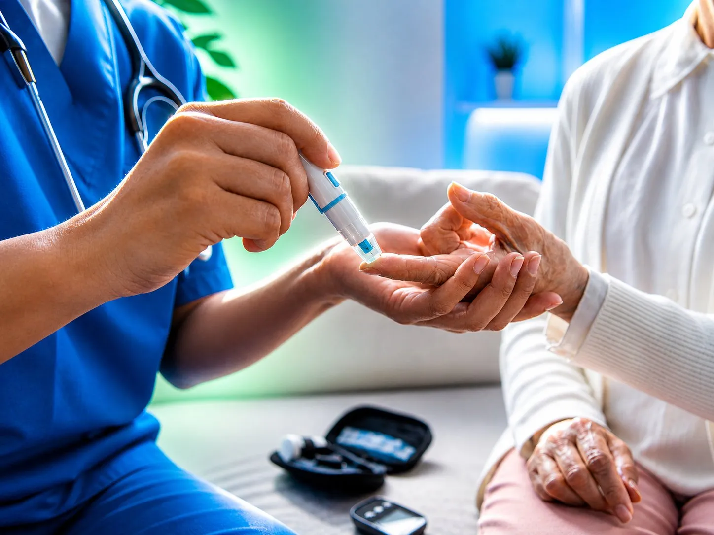 Profesional de salud midiendo glucosa en sangre